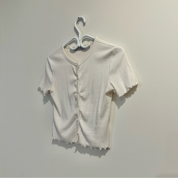 8 seconds | women's small white Button-Up Short Sleeve Top with ruffles - Picture 4 of 8